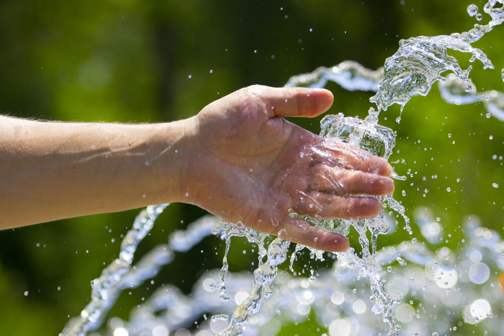 main dans l'eau