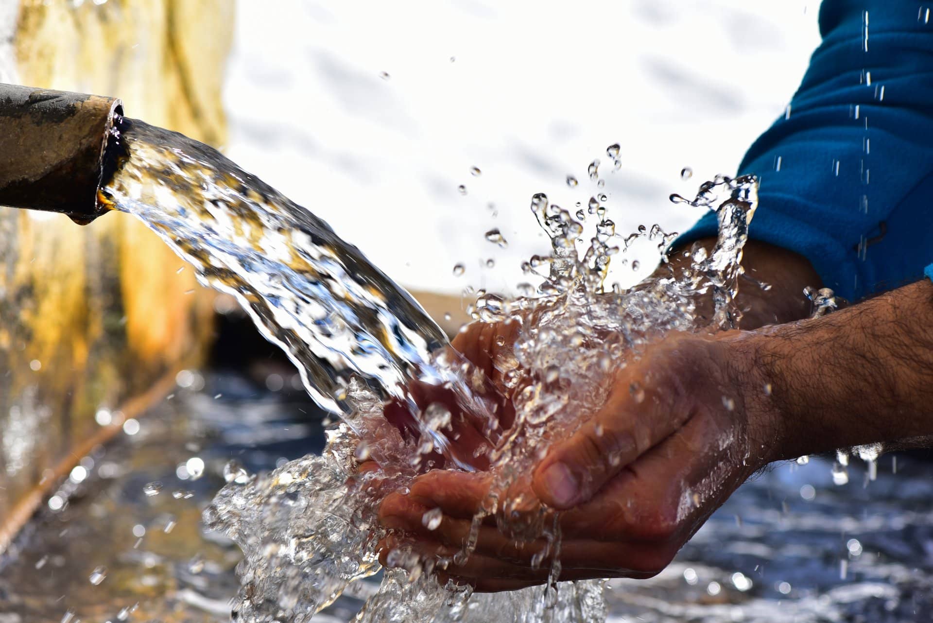 5 - des mains reçoivent de l'eau